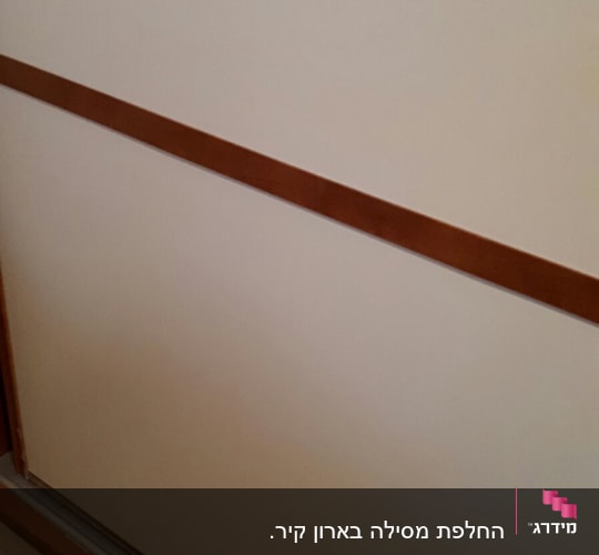 קיר עץ עם פסי עץ אופקיים